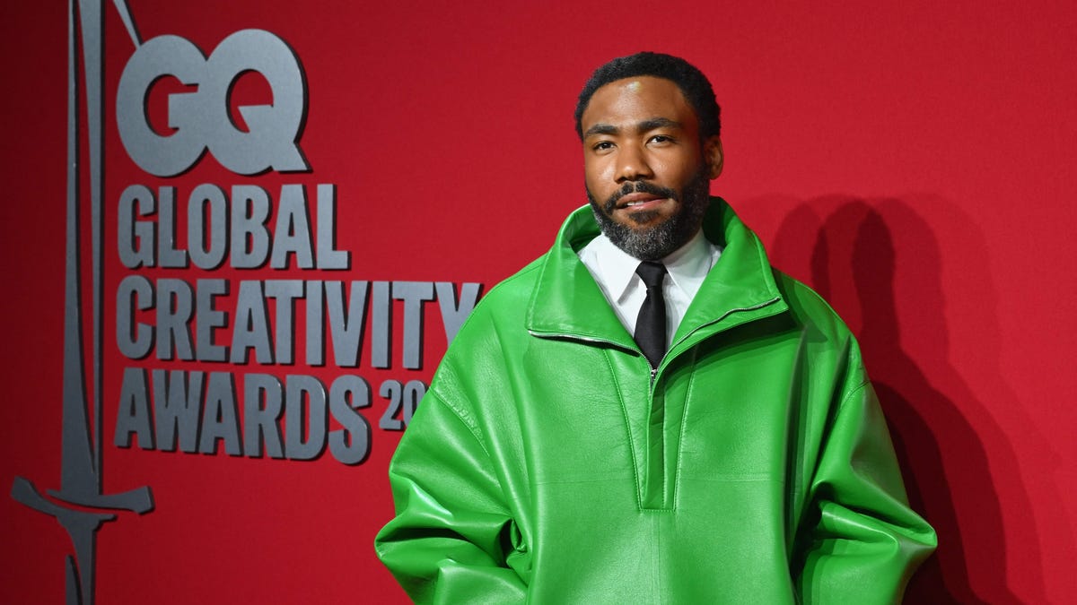 Donald Glover parle de la nouvelle série “Mr. and Mrs. Smith” et de sa date de première