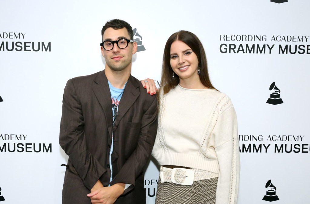 Jack Antonoff sélectionne la bande-son de “The New Look” sur Apple TV+ – Billboard