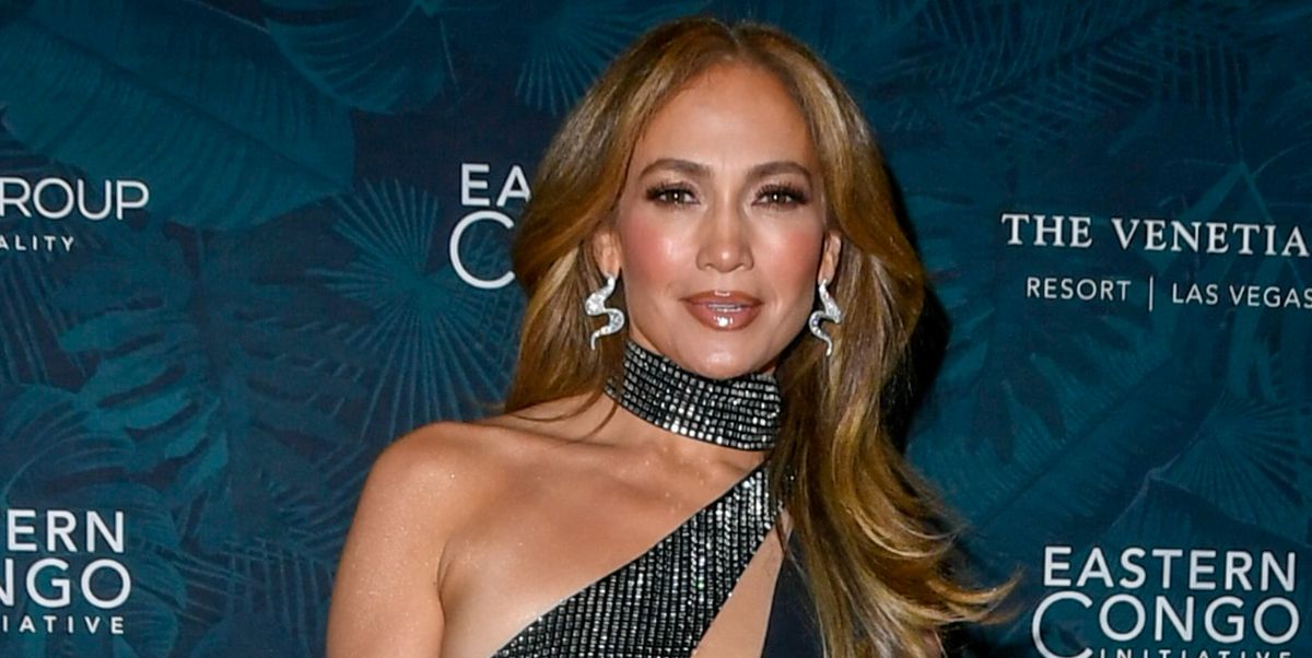 Jennifer Lopez étincelle en robe noire décolletée pour une tenue sexy