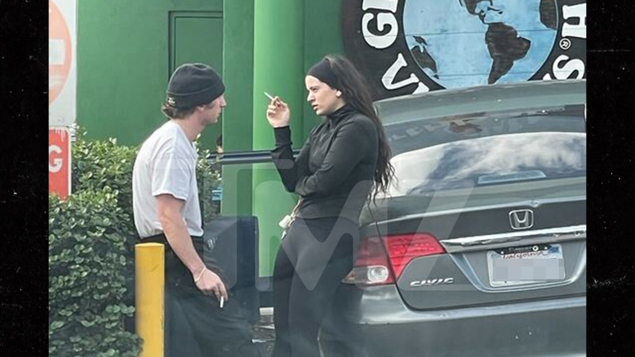 Jeremy Allen White et Rosalía profitent d’une pause cigarette malgré les rumeurs de couple.