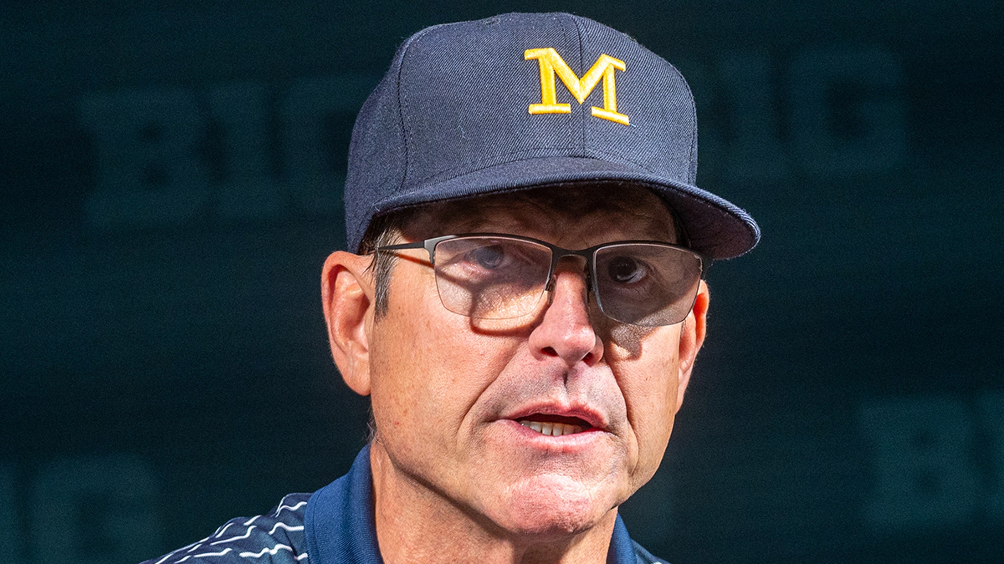 Jim Harbaugh suspendu pour le reste de la saison régulière pour scandale de vol de signaux
