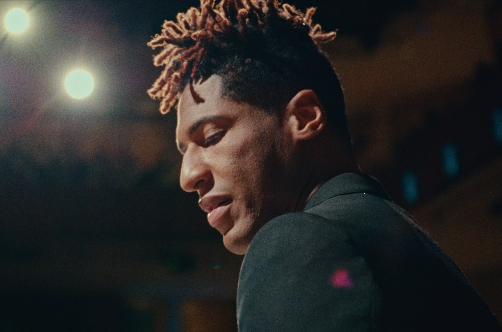 Jon Batiste parle de son nouveau documentaire “American Symphony” – Billboard