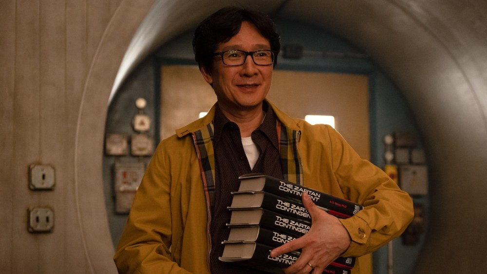 Ke Huy Quan : l’inspiration de “Les Goonies”, les conseils de Tom Hiddleston
