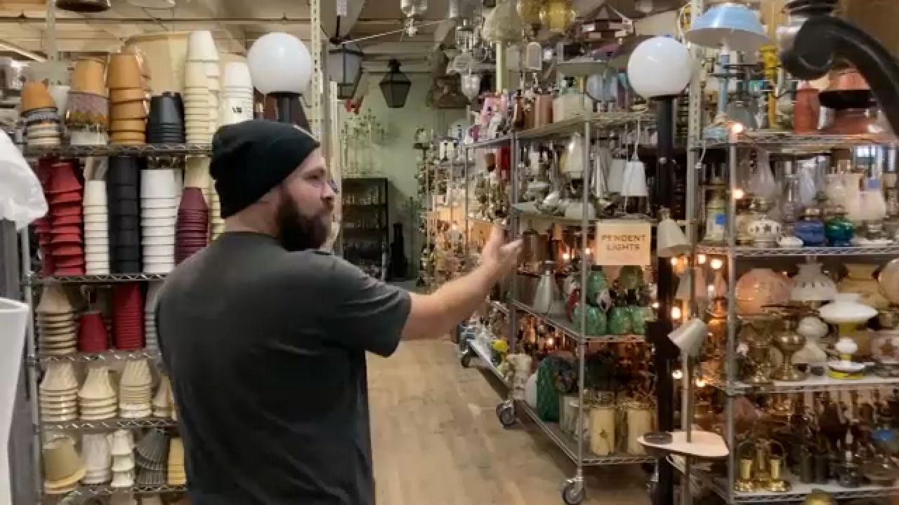 La fin de la grève à Hollywood est une bonne nouvelle pour le magasin de décors de Worcester