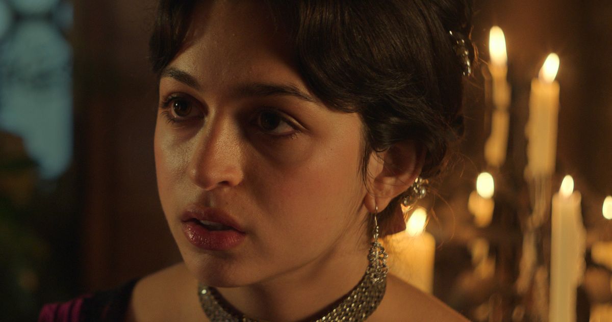 L’actrice Josie Totah parle des lesbiennes des années 1800 dans “The Buccaneers”