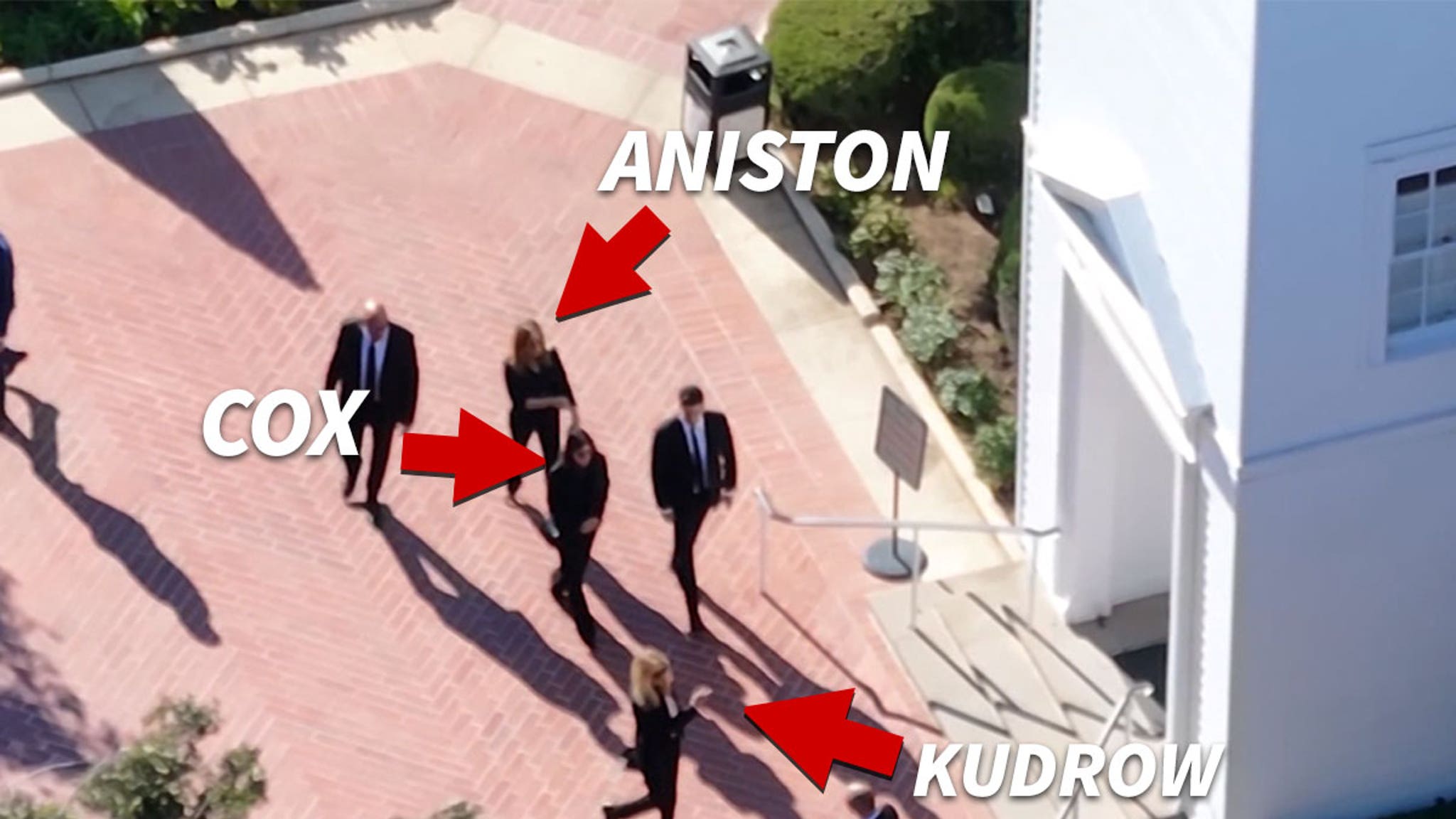 Les amis de Matthew Perry assistent à ses funérailles à L.A.