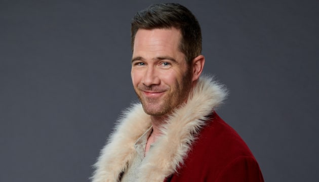 Luke Macfarlane incarne le rôle du Père Noël dans Catch Me If You Claus, plongée dans le monde magique d’High-Concept Hallmark.
