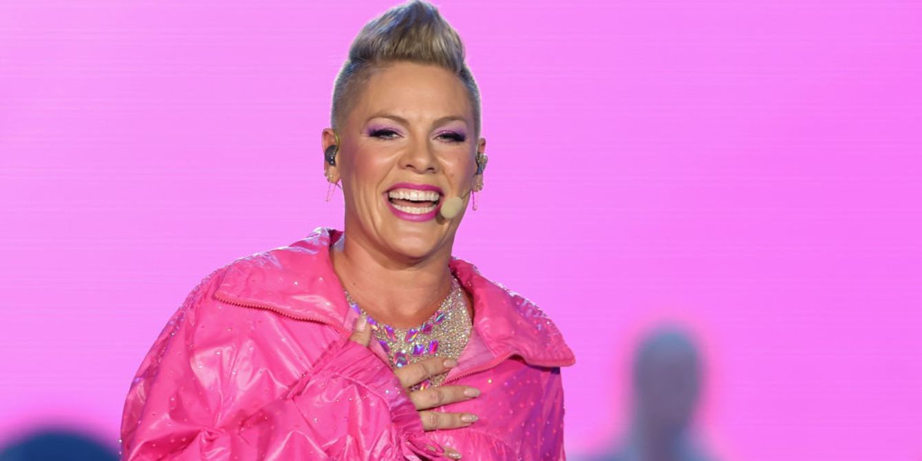 Pink distribue des livres interdits lors de sa tournée
