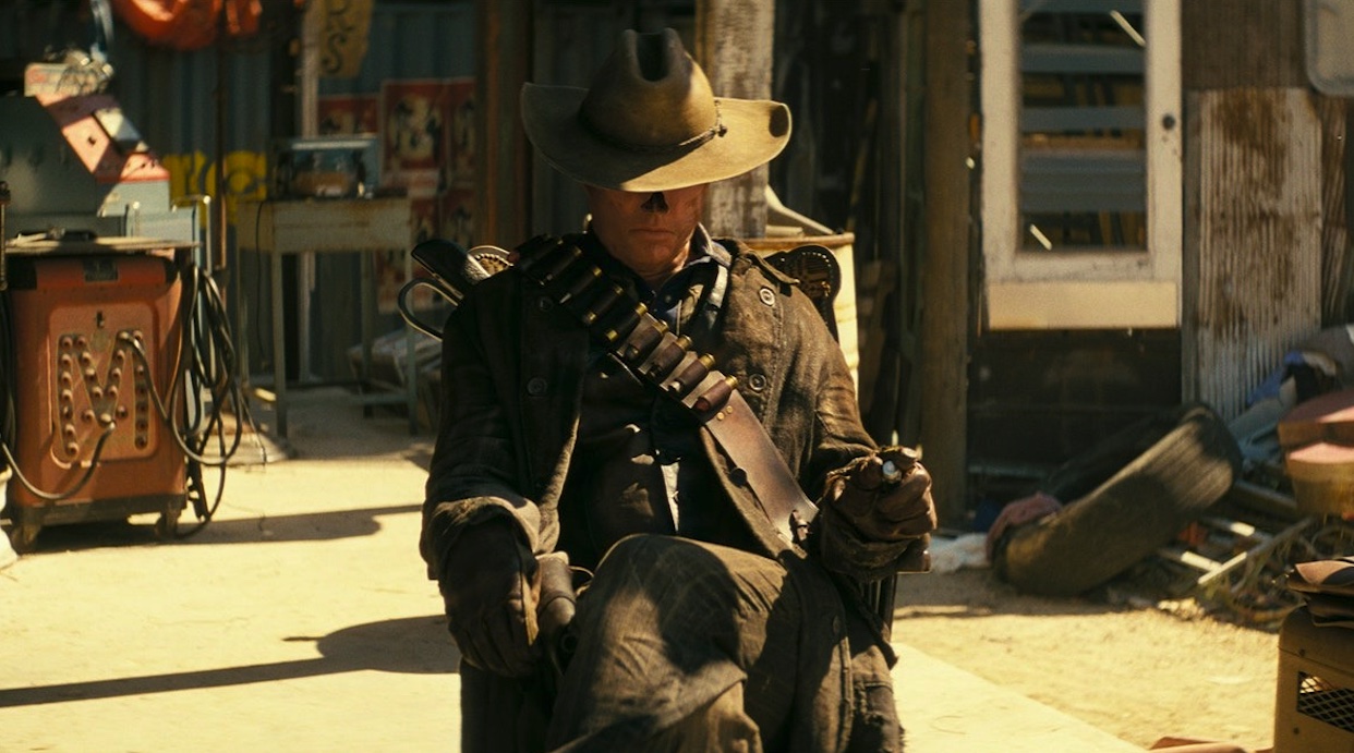 Premier aperçu de la série télévisée Fallout révèle l’Armure Assistée et Walton Goggins en tant que Goule