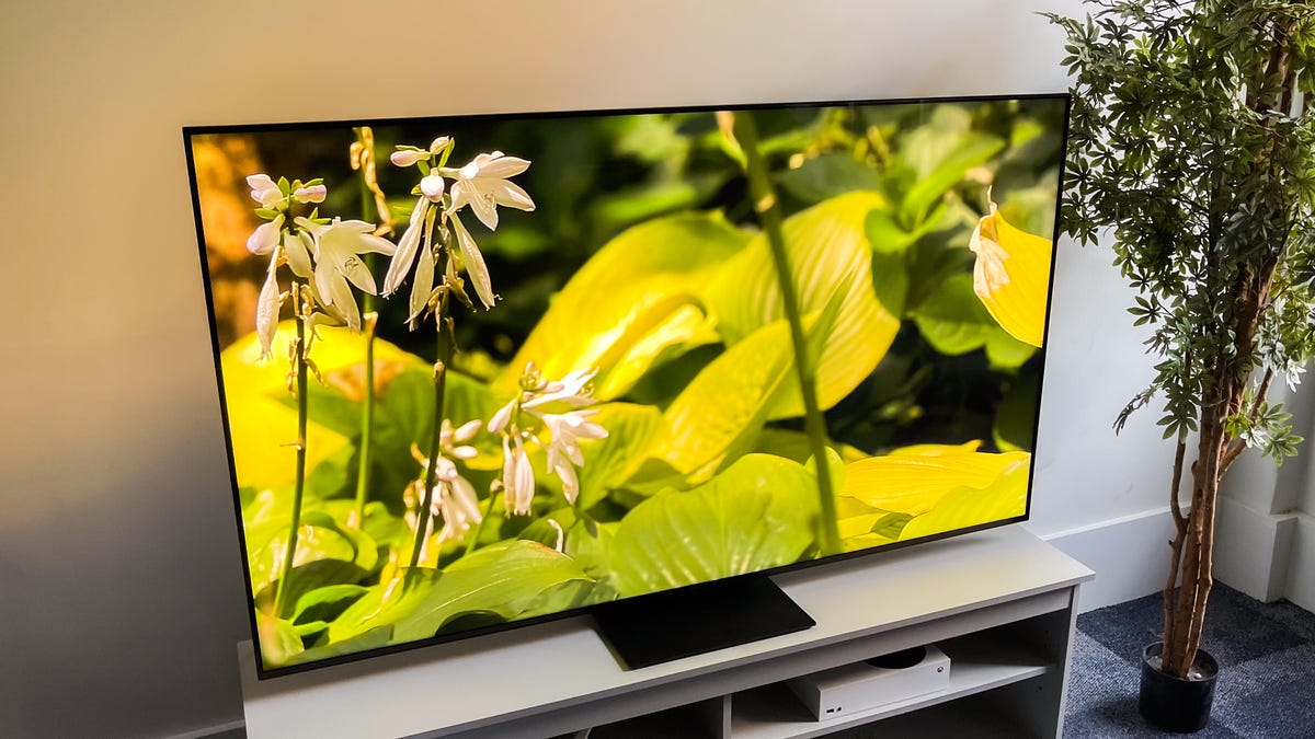 TCL QM8 : Une critique du Champion de la Valeur TV, plus grand, plus lumineux et meilleur