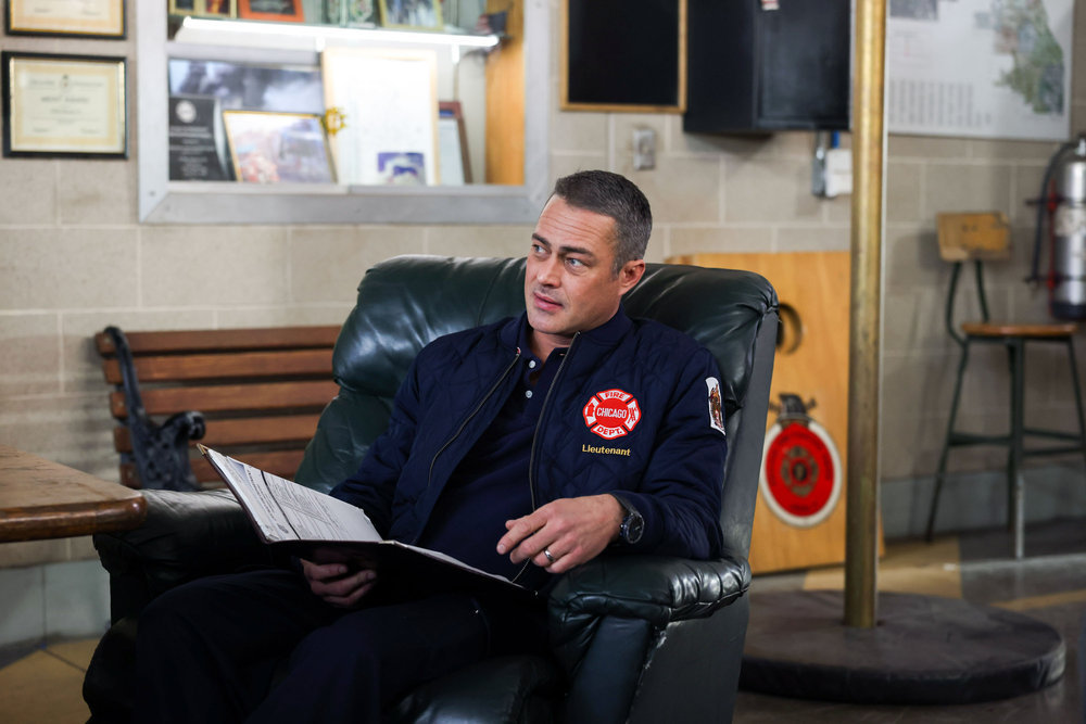 Taylor Kinney de retour dans la série dramatique Chicago Fire – Saison 12, NBC renouvelle pour 2024. Critiques et audiences.