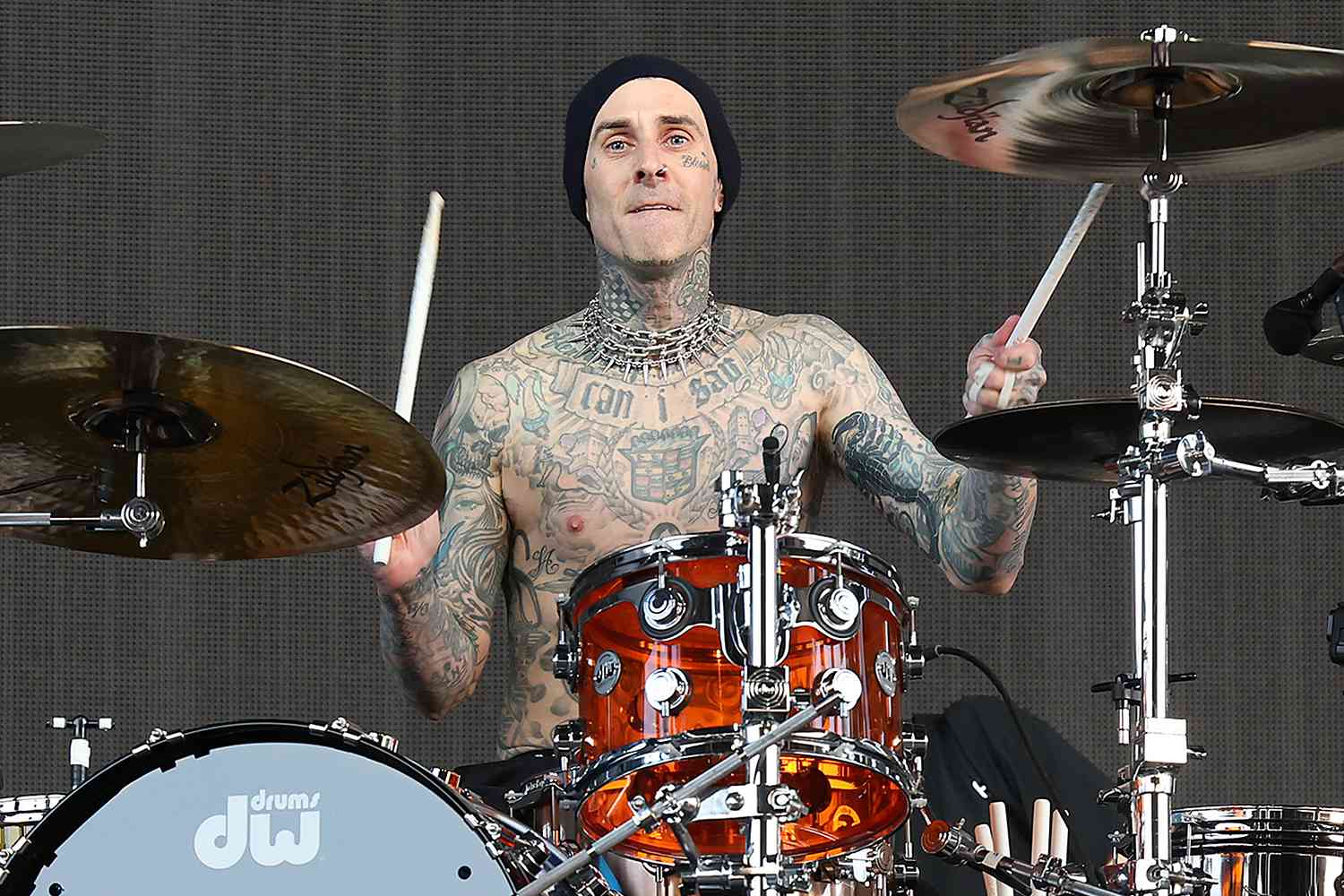 Travis Barker joue de la batterie à l’hôpital après la naissance de son fils