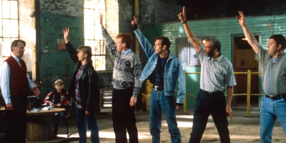 La distribution du film The Full Monty pratiquant leurs mouvements