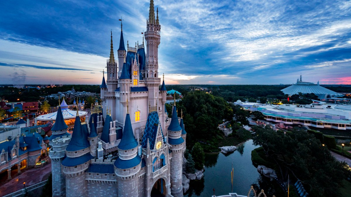 Achats de cartes cadeaux Disney+ de 10 000$ au lieu de vacances à Disney – NBC Chicago
