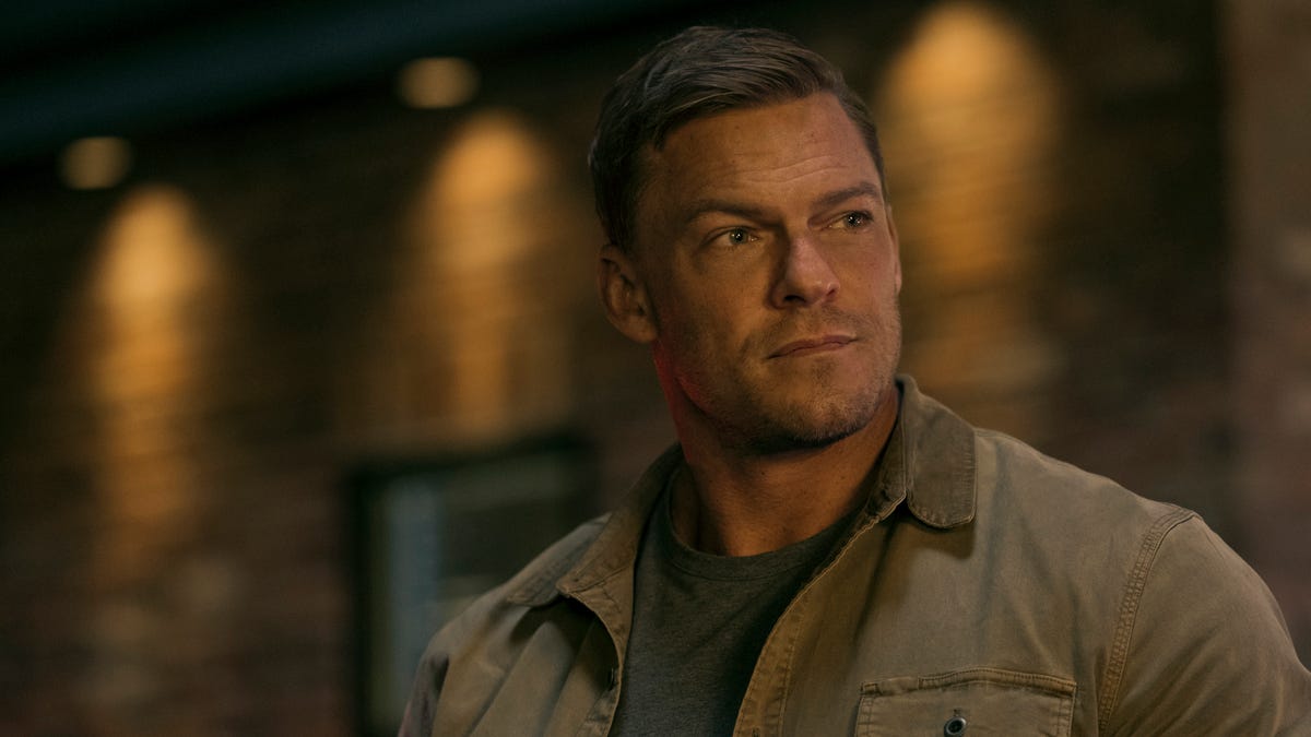 Alan Ritchson muscle sa carrure pour la saison 2 de son rôle de rêve.