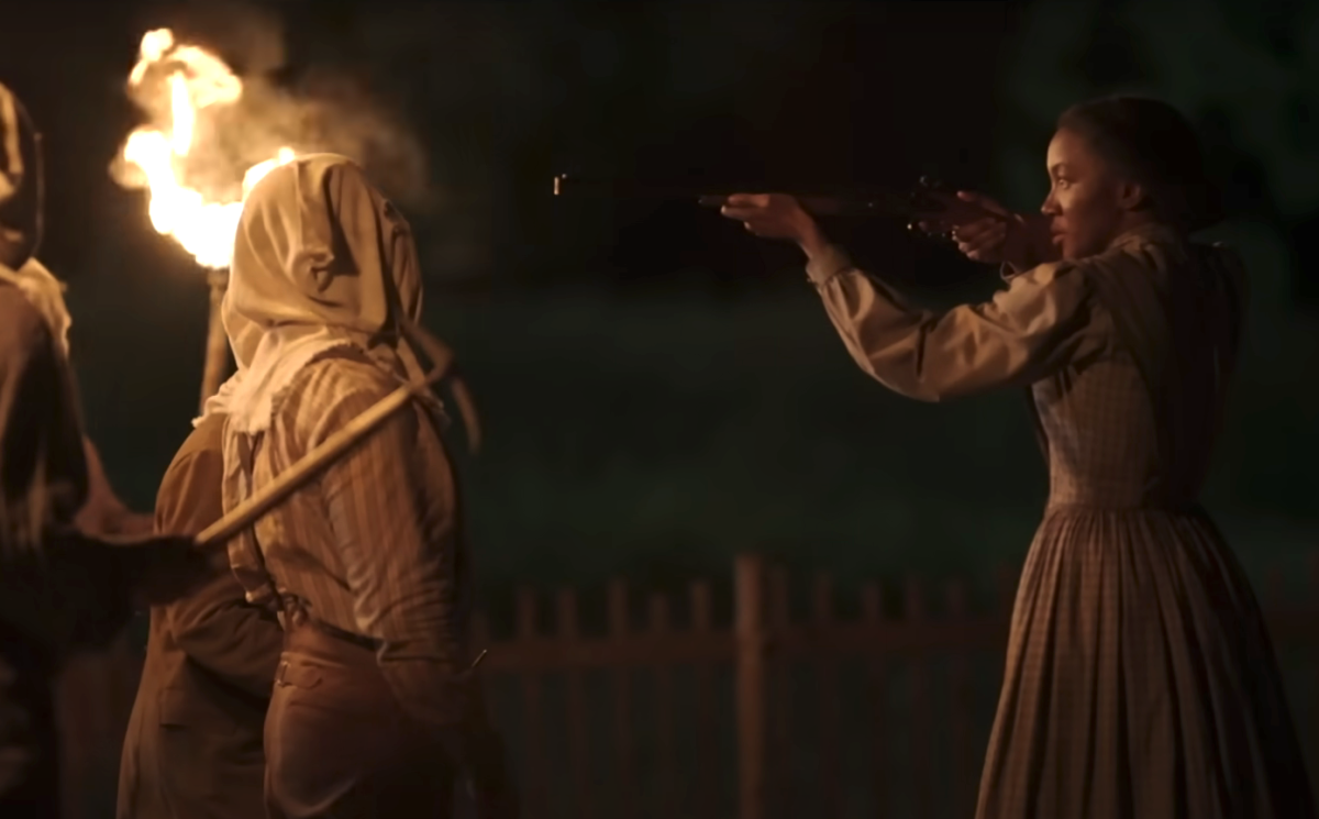 Bass Reeves explique pourquoi la confrontation de Jennie avec le KKK a été coupée du final