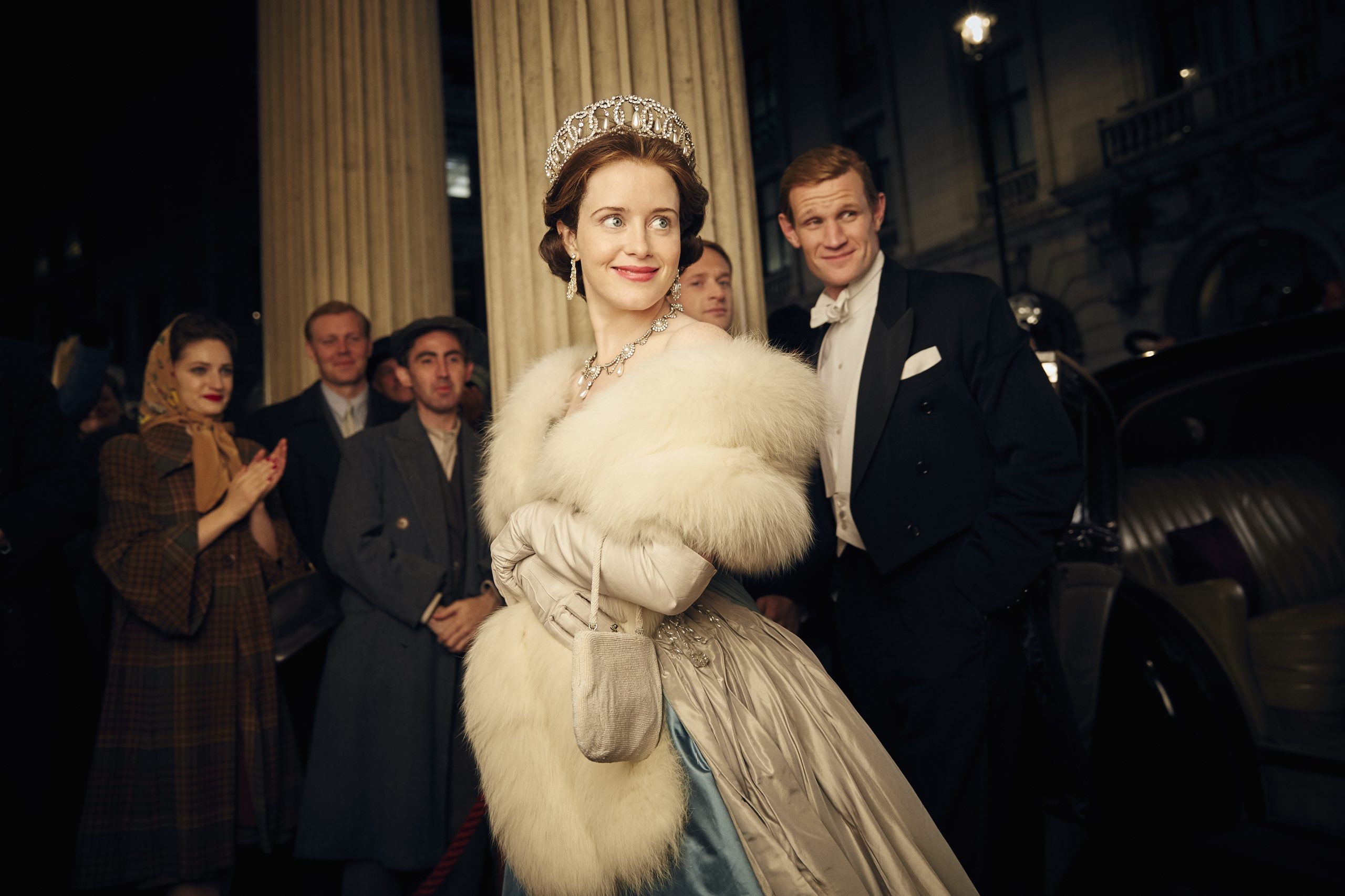 Découvrez les costumes, accessoires et décors de “The Crown” en vente aux enchères