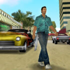 Tommy Vercetti walks with a machine gun