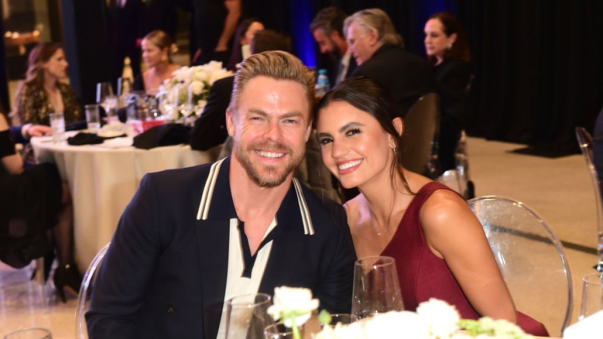 Derek Hough donne des nouvelles de la récupération de Hayley Erbert – NBC4 Washington