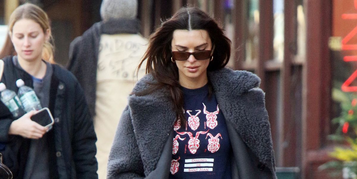 Emily Ratajkowski termine son dernier look Y2K avec le manteau gris le plus douillet.
