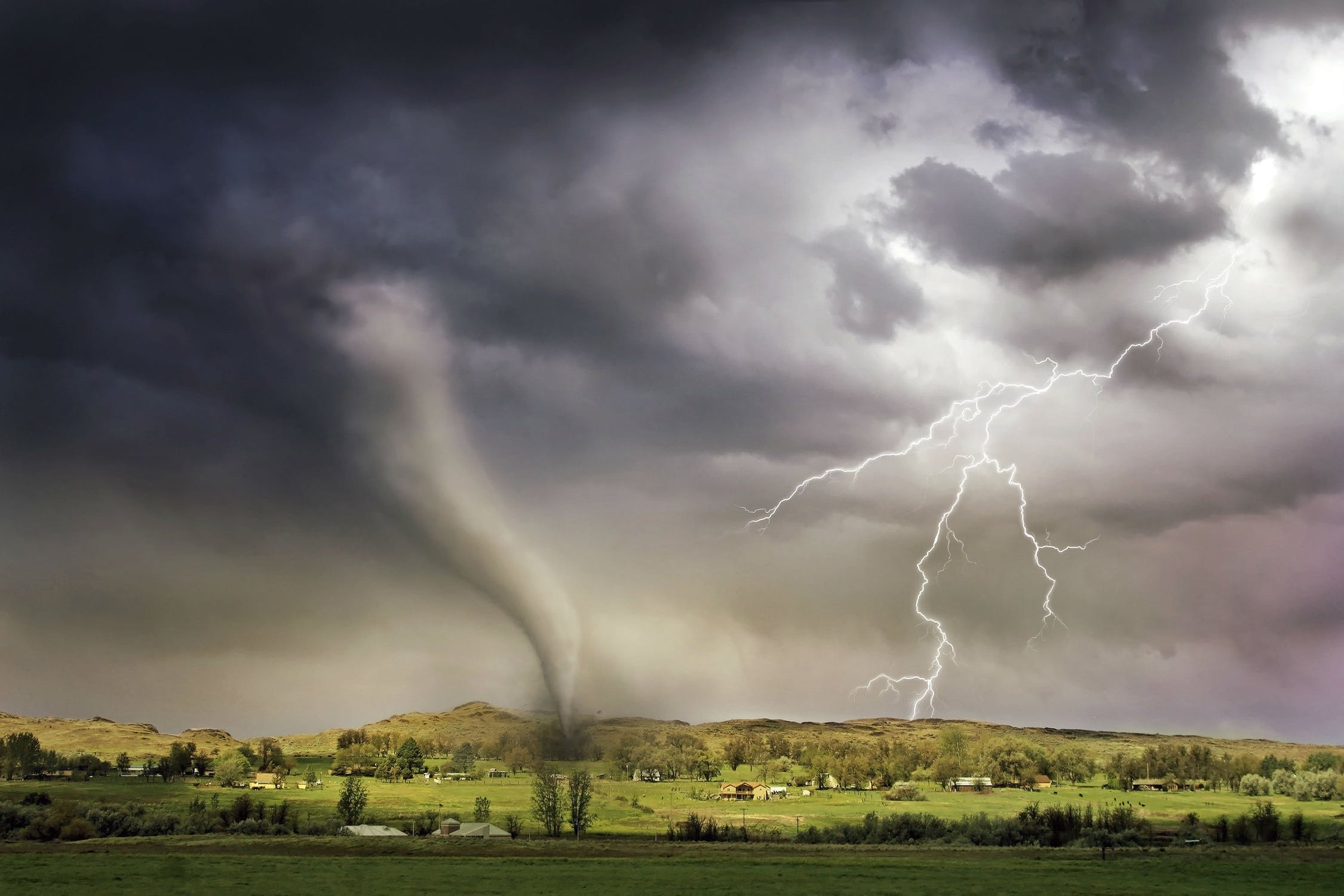 Glen Powell affirme que le nouveau film Twister n’est “certainement pas un reboot”