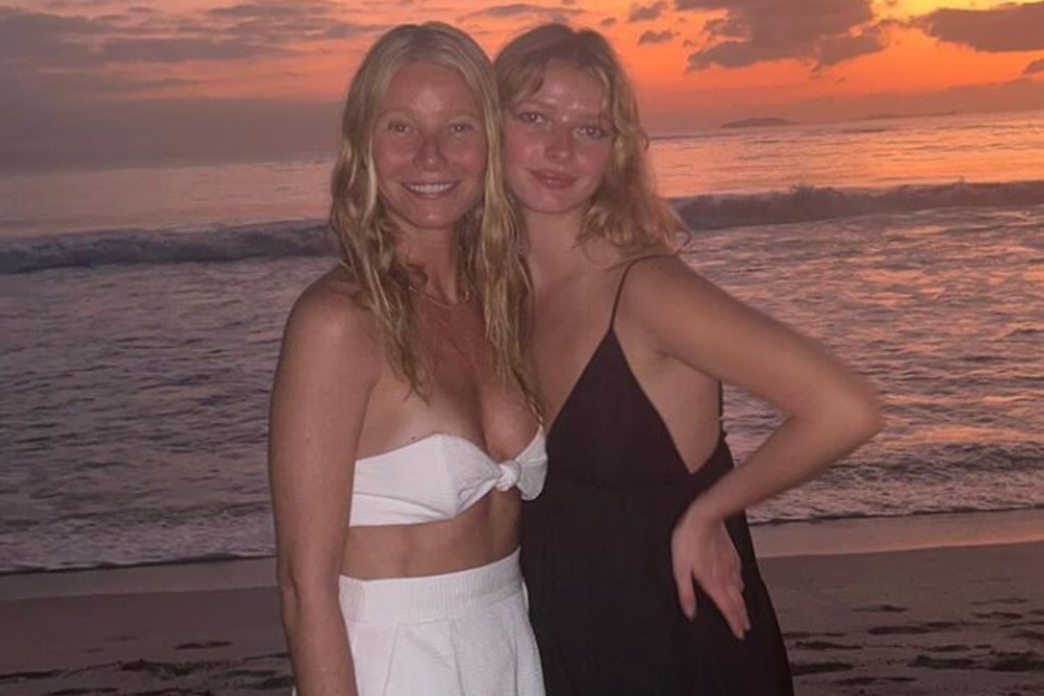 Gwyneth Paltrow et sa fille Apple posent sur une plage au Mexique