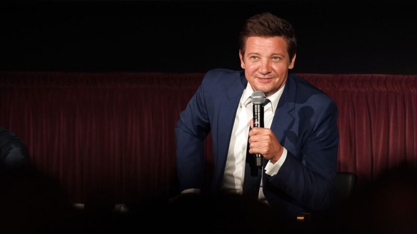 Jeremy Renner frôle la mort le jour de l’An, depuis il embrasse la vie