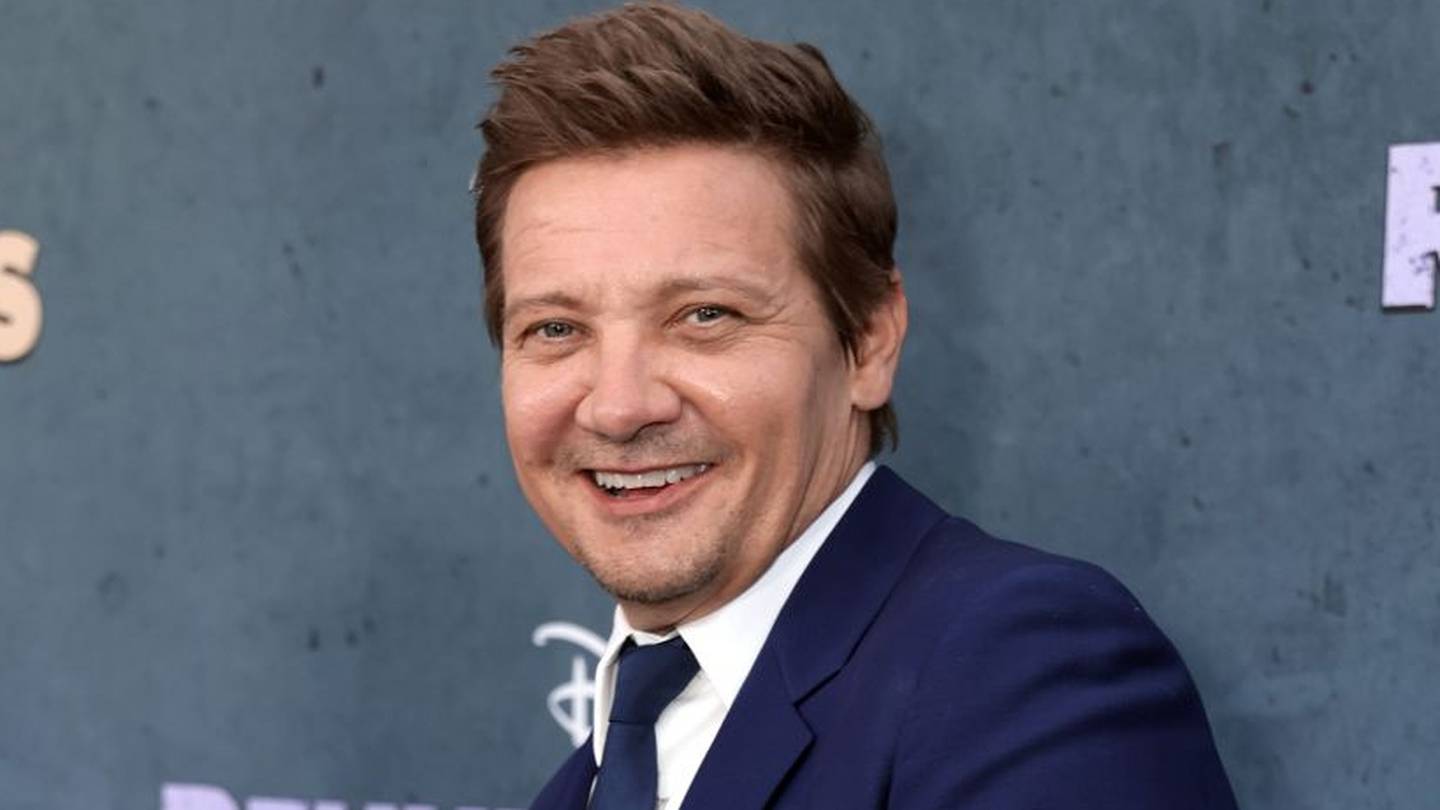 Jeremy Renner revisite l’hôpital un an après son accident de chasse-neige