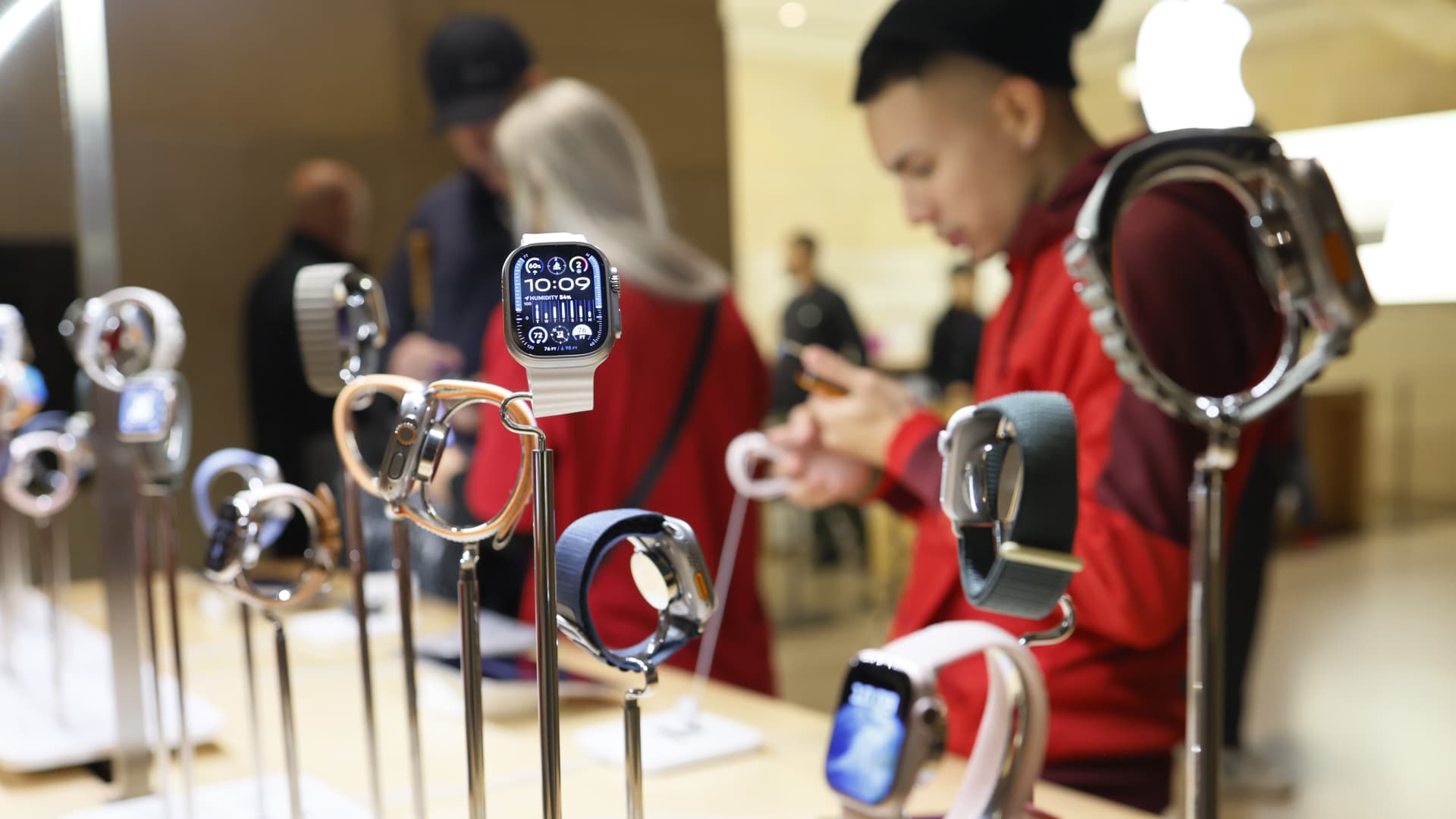 Jim Cramer recommande de ne pas vendre les actions d’Apple suite à l’interdiction d’importation des montres