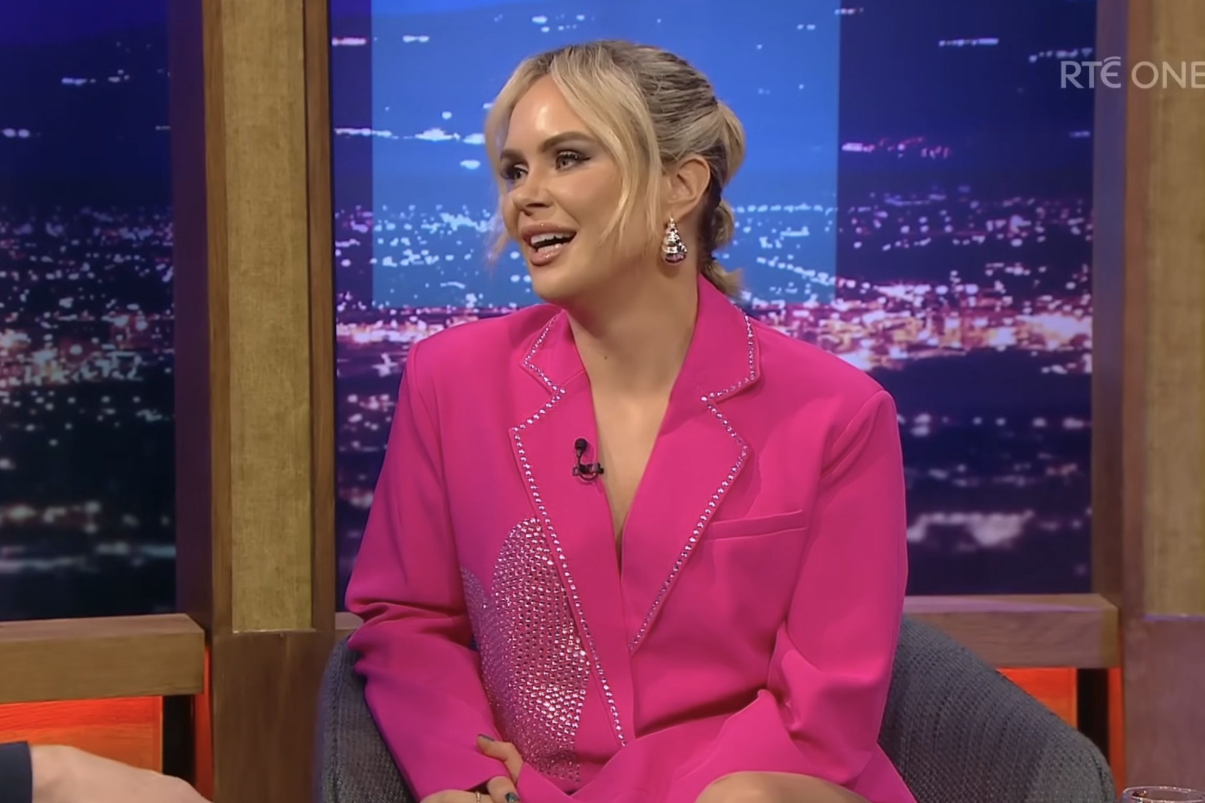 Joanne McNally remet en question le mariage sur le Late Late Show