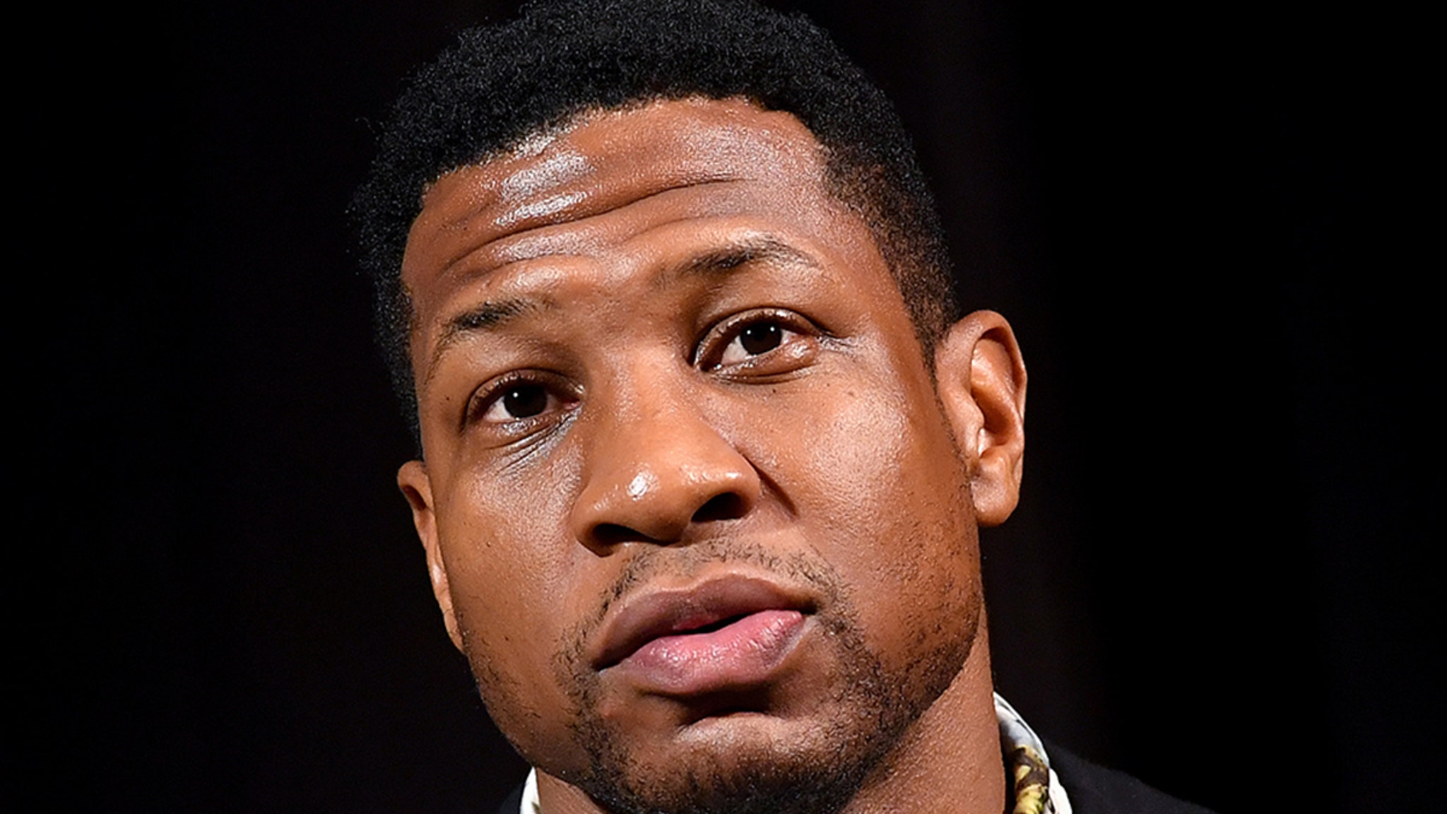Jonathan Majors et Meagan Good assistent à l’ouverture du procès au tribunal