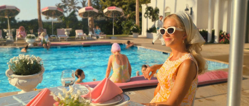 La nouvelle comédie “Palm Royale” avec Kristen Wiig a une date de première et des photos – Deadline