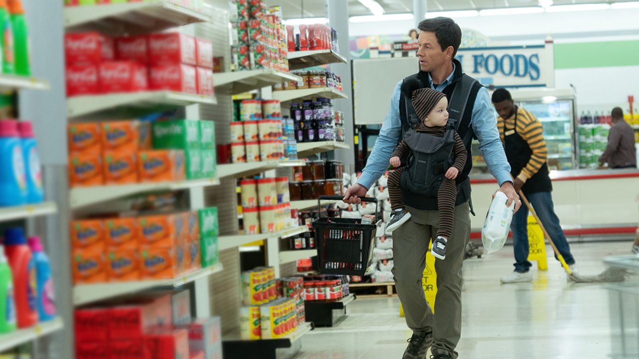 Mark Wahlberg bat un record de changement de couches dans la vidéo Family Plan [EXCLUSIF]