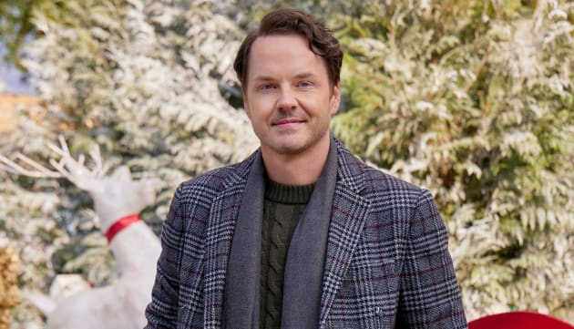 Paul Campbell chez Tackling a Different Side of Himself dans Magic in Mistletoe