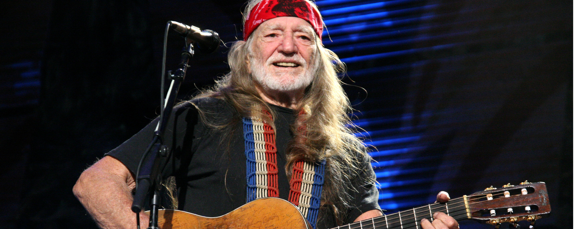 Pourquoi Willie Nelson célèbre-t-il deux anniversaires par an ?