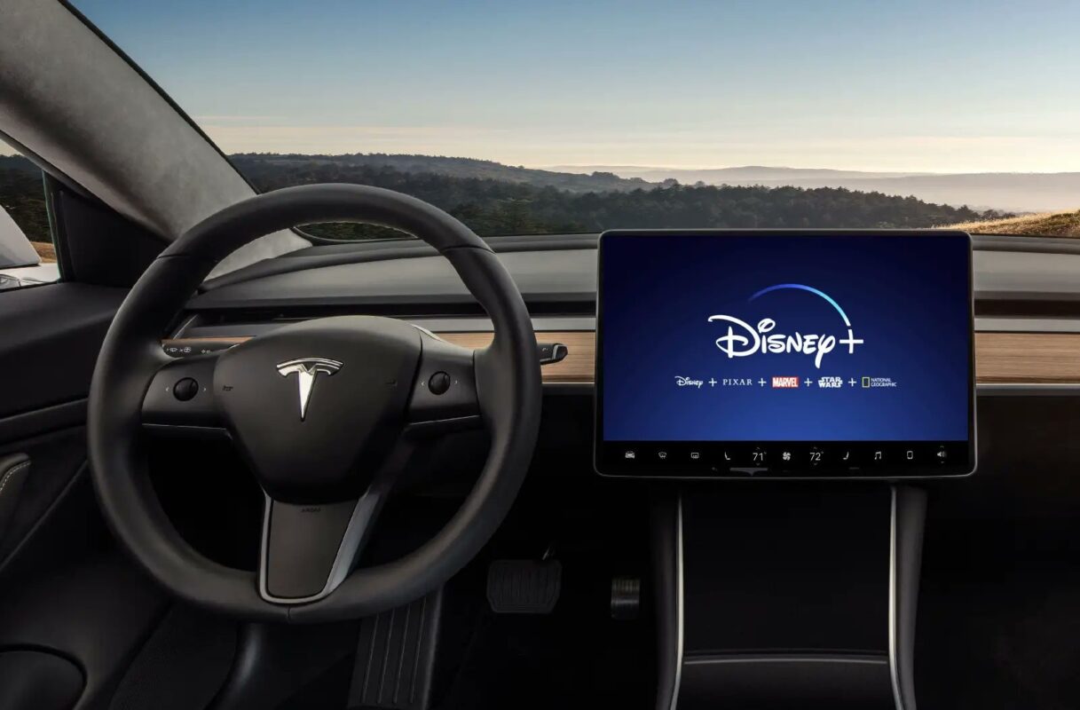 Retrait de l’application Disney+ dans certaines voitures Tesla suite à une pause publicitaire de Disney et aux plaintes d’Elon Musk