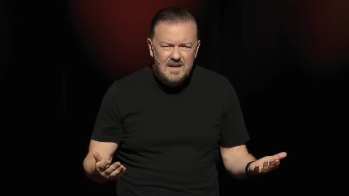 Ricky Gervais critique les détracteurs d’une blague controversée dans un nouveau spécial Netflix “hecklers”