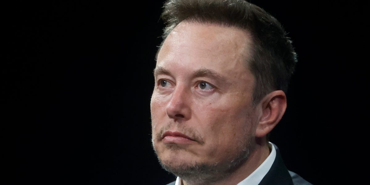 Rire de Musk pour sa critique d’une scène de piratage de Tesla dans un film Netflix