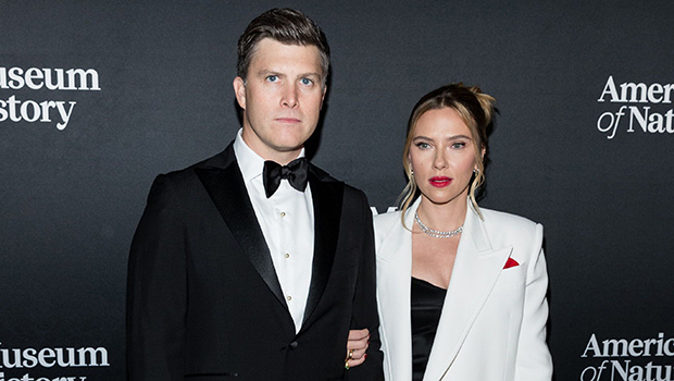 Scarlett Johansson en manteau blanc pour sa sortie en amoureux avec Colin Jost