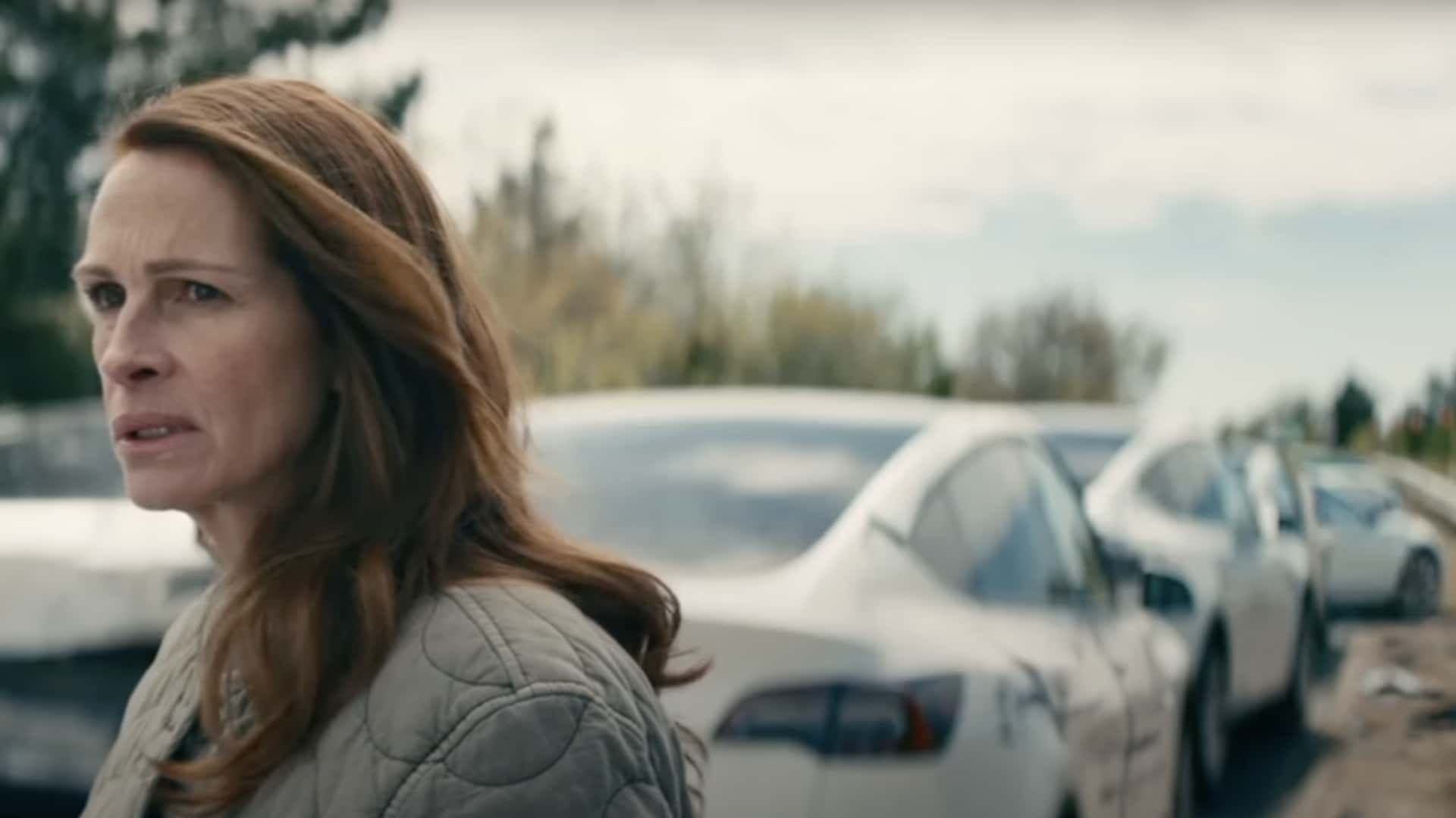 Scène de la Tesla en folie dans “Leave The World Behind” sur Netflix