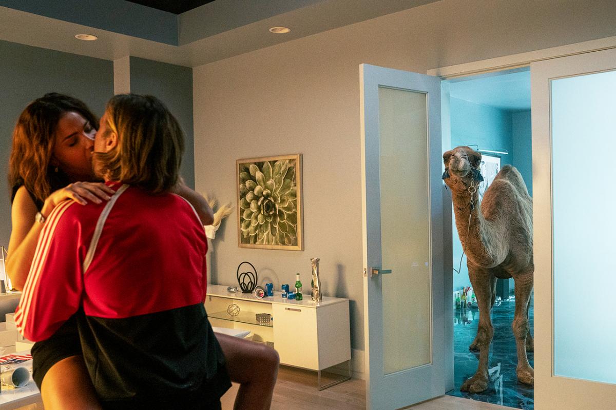 Shelley Hennig, Nick Zano et un chameau dans une scène sexuelle étrange de 2023