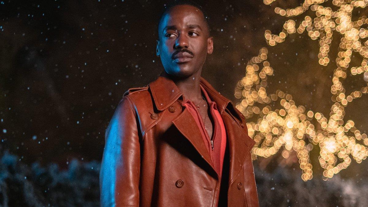 Showrunner de DOCTOR WHO révèle l’impact des retours de Disney+ sur le spécial de Noël; tease le mystère de Mme Flood