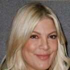 Tori Spelling Chats With Mystery Man During Holiday Shopping: Photos – Hollywood Life