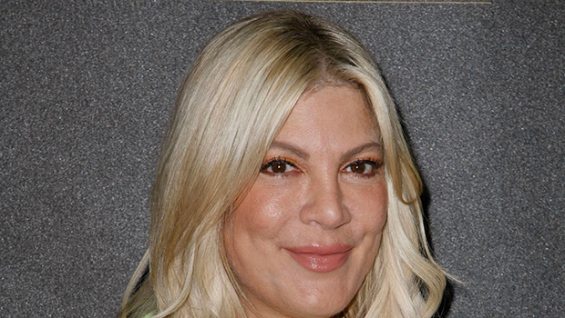 Tori Spelling en discussion avec un mystérieux homme pendant les achats de vacances: Photos – Hollywood Life