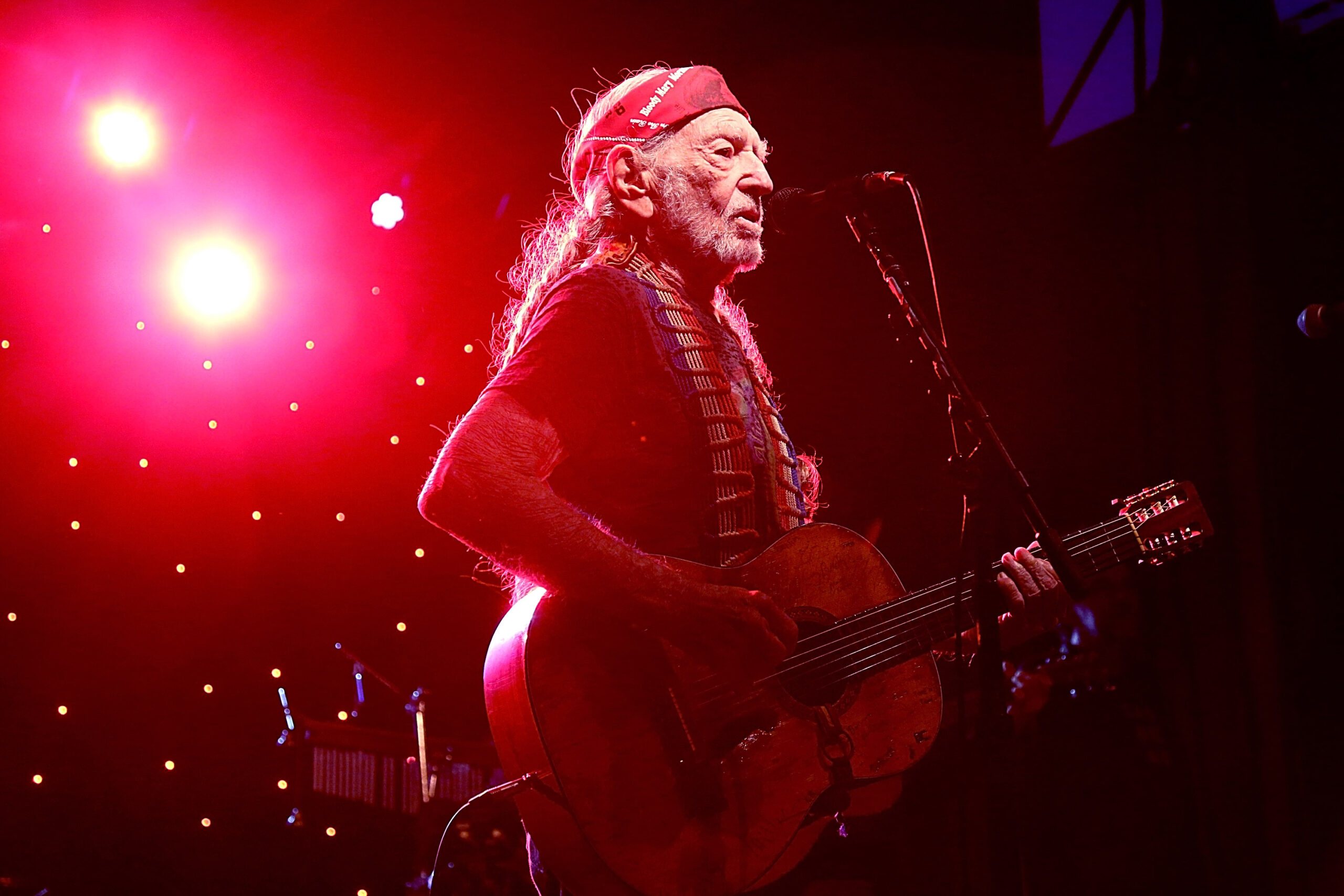 Willie Nelson évoque ses tentatives de suicide passées et son comportement autodestructeur