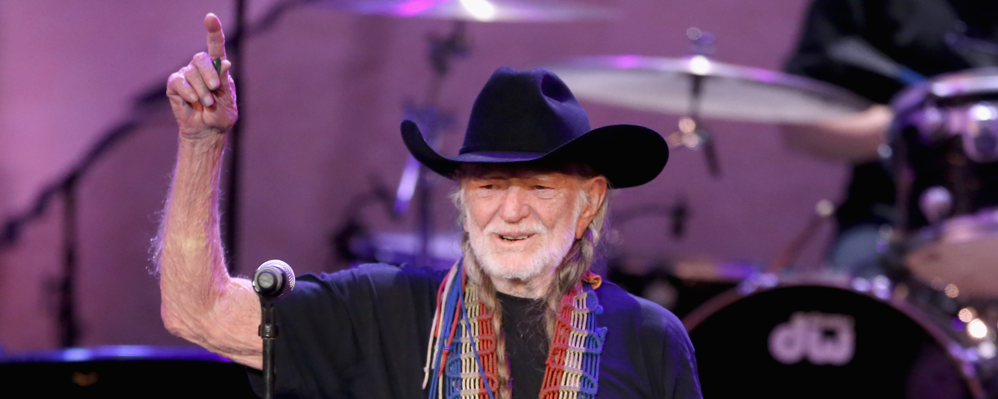 Willie Nelson jongle avec les affaires, une tentative de suicide, l’alcool et plus encore dans sa nouvelle série documentaire