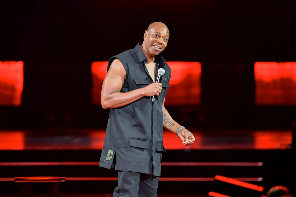 Dave Chappelle délivre un humour sans filtre dans son nouveau spécial Netflix : “The Dreamer”