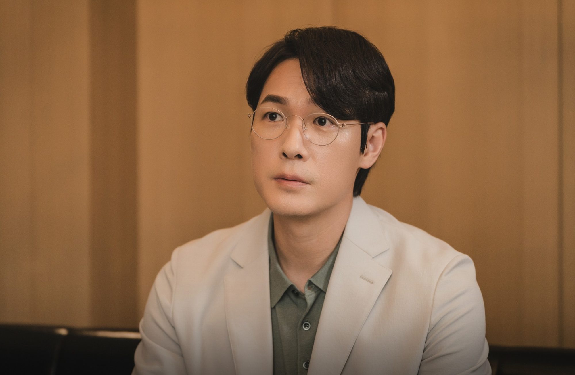 Kim Young-jae as Se-eum’s professor husband, Kim Phil, in a still from “Maestra: Strings of Truth”.
