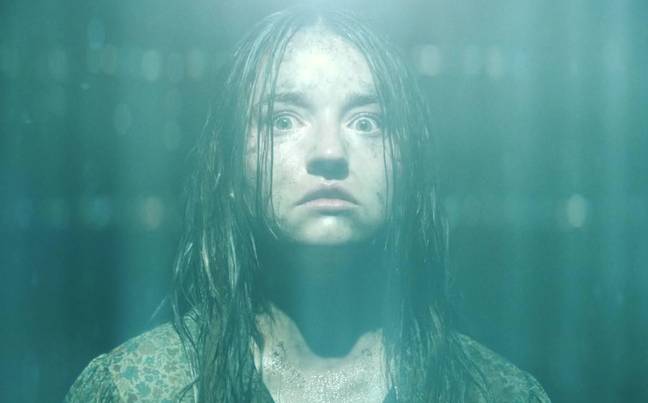 Kaitlyn Dever lors d'une des scènes les plus palpitantes de No One Will Save You. Crédit : 20e Century Studios.