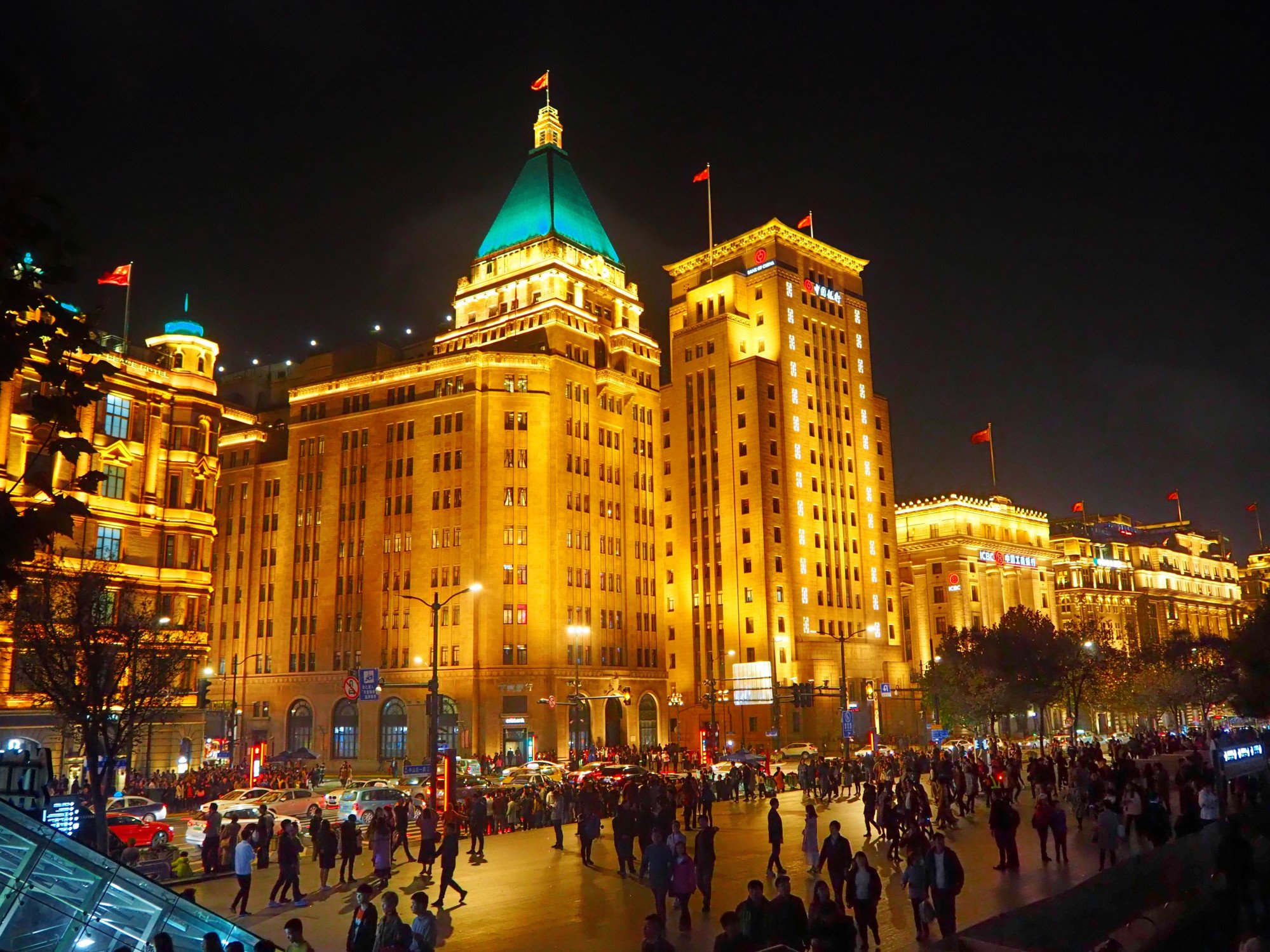 L'hôtel célèbre Peace Hotel de Shanghai sur la Bund, un décor central dans la série télévisée, profite en proposant des repas à thème